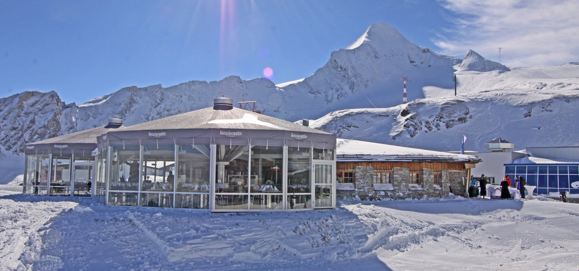 Sun worshippers take a seat on the wind-protected terrace | © Kitzsteinhorn