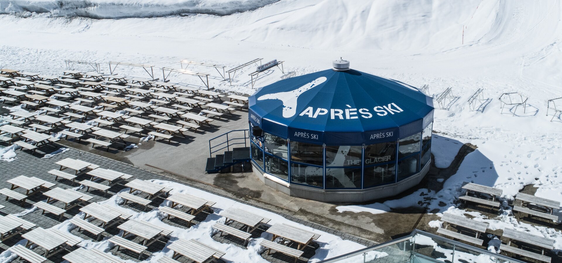 The Parasol umbrella bar guarantees a cheerful atmosphere with the latest hits and Après-Ski classics after a day of skiing and snowboarding | © Kitzsteinhorn