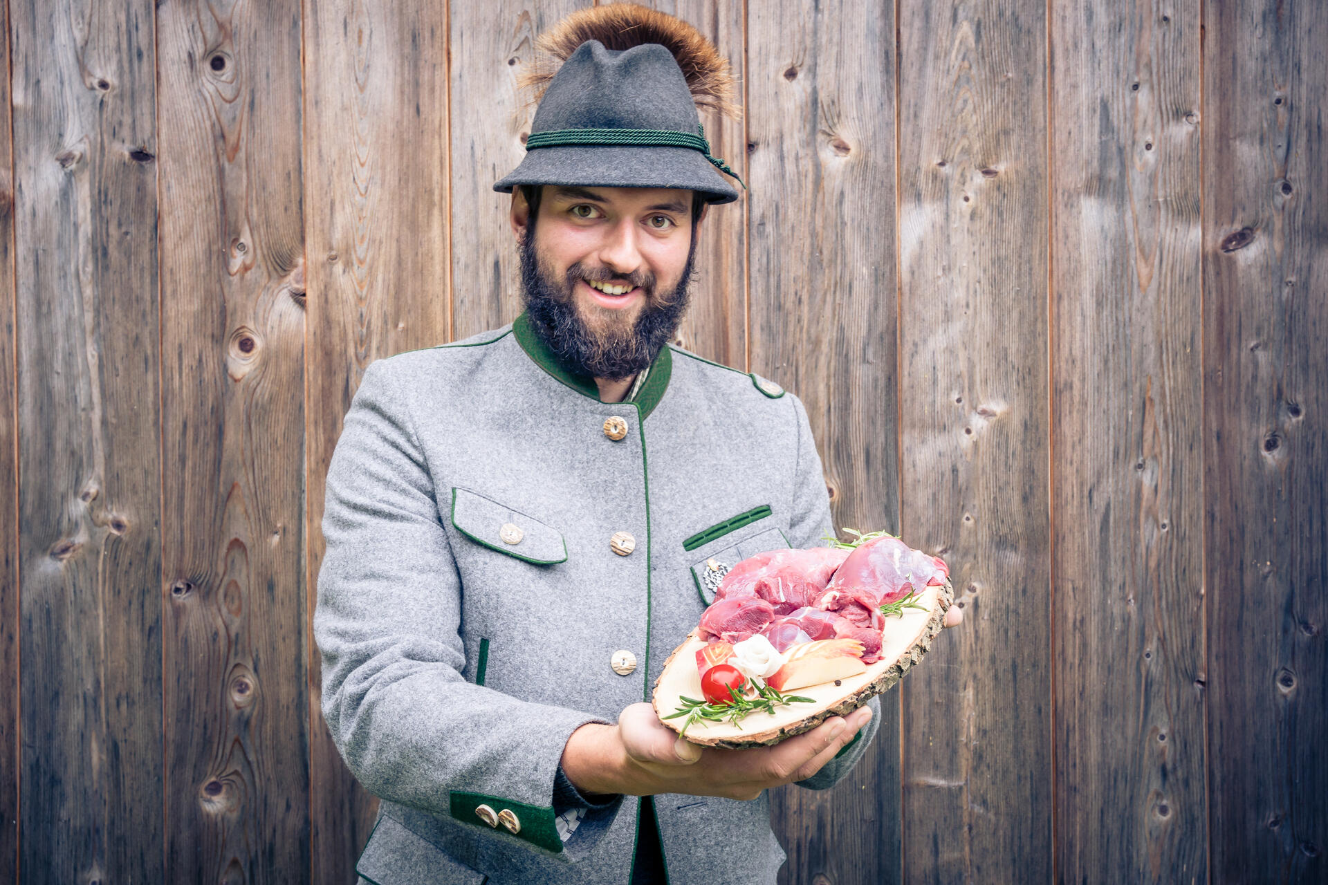 Der Jäger präsentiert das frische Fleisch vom Hirsch | © c Edith Danzer