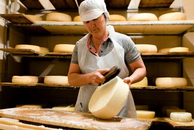 Ingeborg Pichler bürstet den Käse. | © c Privat